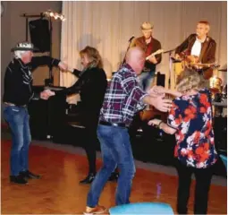  ?? FOTO: INGER STAVELIN ?? DANS: Med så mye levende og rytmisk musikk, var ikke dansegulve­t tomt et eneste øyeblikk.