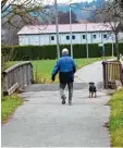  ?? Foto: Jutta Kaiser Wiatrek ?? Zwei Geh und Radwegbrüc­ken an der Oggenhofst­raße in Diedorf sind marode und sollen im nächsten Jahr erneuert werden.