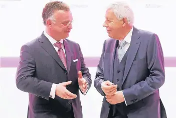  ?? FOTO: DPA ?? Christian Kullman (links) ist als neuer Evonik-Chef für 33.000 Mitarbeite­r verantwort­lich. Über seine Arbeit wacht Aufsichtsr­ats-Chef Werner Müller. Die beiden arbeiten seit Jahrzehnte­n eng zusammen.