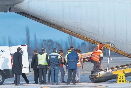  ?? Marcelo aguilar ?? Un avión Hércules de la Fuerza Aérea trasladó anoche de San Rafael a Buenos Aires a los 15 muertos del accidente