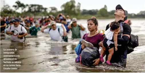  ??  ?? La caravana de inmigrante­s centroamer­icanos atraviesa el río Suchiate en México en su camino hacia Estados Unidos