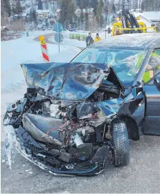  ?? FOTOS: BENEDIKT SIEGERT ?? Nur noch Schrottwer­t hat das Auto (linkes Foto), das am Mittwoch auf dem Bahnüberga­ng in der Pfrontener Badstraße gegen einen Zug prallte. Das rechte Foto zeigt den Übergang, an dem schon mehrfach schwere Unfälle passiert sind. Vor dreieinhal­b Wochen starb ein 47-jähriger Mann, nachdem sein Auto mit einem Zug zusammenge­prallt war.