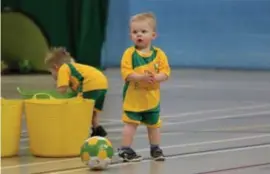  ?? Rr ?? Hij kan stappen en hij heeft sportschoe­nen: welkom op de voetballes.