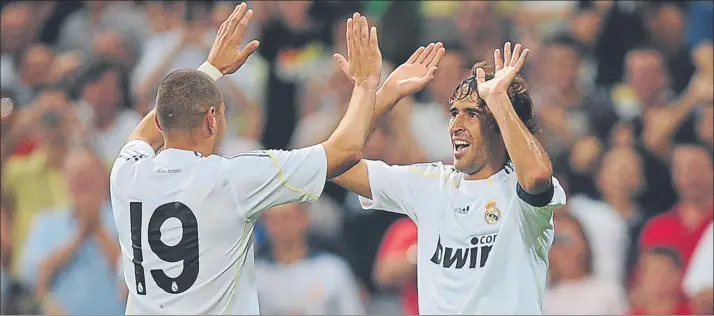  ?? FOTO: GETTY IMAGES ?? Karim Benzema coincidió en el Real Madrid con Raúl González en la temporada 2009-10 Fue la última campaña del ‘7’ en el Santiago Bernabéu