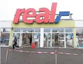  ??  ?? Ein Teil des Eingangsbe­reiches bei Real wurde abgesperrt.