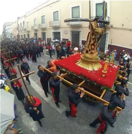  ??  ?? Cofradía de Nazarenos durante la Procesión.