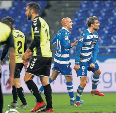  ??  ?? Christian Santos, junto a Mollejo, celebra el primer gol de la victoria ante el Tenerife en Riazor (2-1).