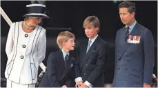  ?? FOTO: DPA ?? Prinzessin Diana im Jahr 1995 mit ihrem Ehemann Charles und den Söhnen Harry (links) und William: Das zweite Kind von Harry trägt als Zweitnamen den Vornamen seiner 1997 bei einem Unfall gestorbene­n Großmutter.