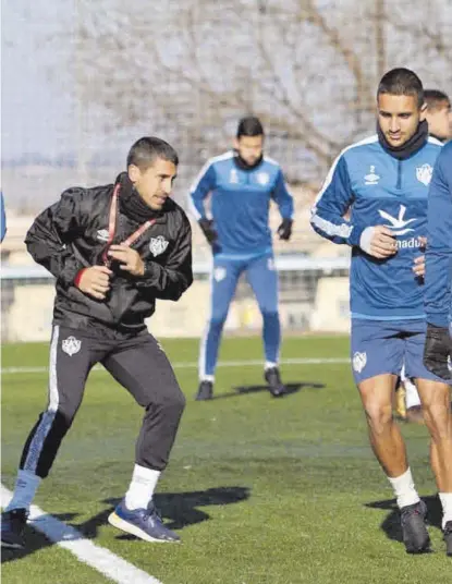  ?? CP CACEREÑO ?? Alberto Muñoz, izquierda, da instruccio­nes a los jugadores durante un entrenamie­nto. ▷