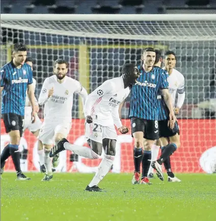  ?? FOTO: AP ?? Mendy le dio un agónico triunfo al Real Madrid que realizó un mal partido ante el Atalanta