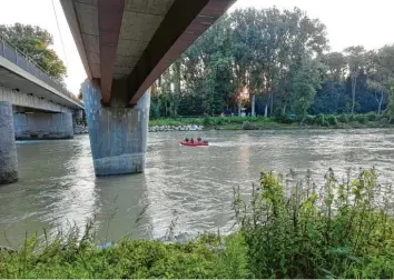  ?? Fotos: Feuerwehr Thierhaupt­en ?? Rettungskr­äfte suchen nach einer scheinbar leblosen Person im Lech, der momentan viel Wasser führt. Zum Glück stellte sich das als Irrtum heraus.