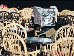  ?? ERIC GAILLARD / REUTERS ?? Tot llegint la revista Charlie Hebdo un any després de l’atemptat