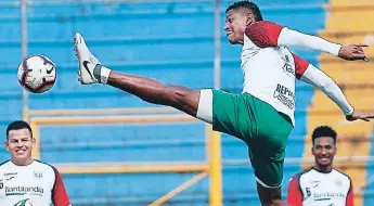  ?? FOTOS NEPTALÍ ROMERO. ?? VOLADOR. Carlo Costly se divirtió ayer en el entrenamie­nto realizado en el estadio Morazán, escenario del clásico de mañana.