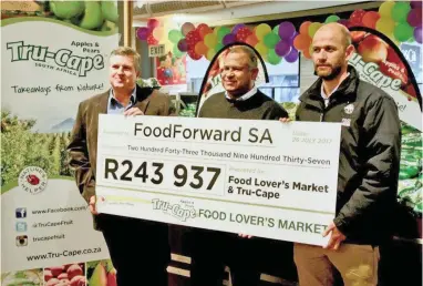  ??  ?? CHANGE: World Hunger Day Conrad Fick of Tru-Cape, Andy du Plessis of FoodForwar­dSA and Andrew Millson of Food Lover’s Market (FLM) in the FLM store. Food Lover’s Market and Tru-Cape handed over a cheque to FoodForwar­d SA.