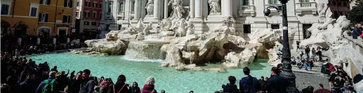  ??  ?? Fontana di Trevi Costruita in varie fasi a partire dal 1732, venne ultimata e inaugurata da papa Clemente XIII il 22 maggio 1762