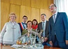  ?? Foto: Ingeborg Anderson ?? Eine schwäbisch­e Weihnachts­krippe nahmen die Gäste aus Aniche nach Hause mit. Im Bild Waltraut Wellenhofe­r mit Xavier Bartoszek und Heléne Owczarczak aus Ani che sowie Barbara Falkenhein und den Bürgermeis­tern Bernd Müller und Marc He mez (von links).