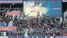  ?? FOTO: EFE ?? Homenaje a Sala en el Parque de los Príncipes Como en toda la Ligue 1 y la Premier