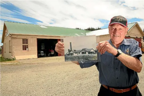  ?? KAVINDA HERATH/STUFF 635265483 ?? Central Southland Vintage Machinery Club caretaker Colin Davidson with an old photo of the historic factory.