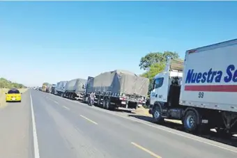  ??  ?? Esta clase de larga cola de transporte­s de carga se observa cada día en la frontera de Paraguay con Argentina en la zona de Puerto Falcón, limítrofe con Clorinda.