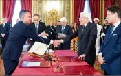  ?? (Photo Palais présidenti­el italien) ?? Luigi Di Maio (Affaires étrangères) et les vingt autres ministres ont prêté serment devant le président de la République, Sergio Mattarella.