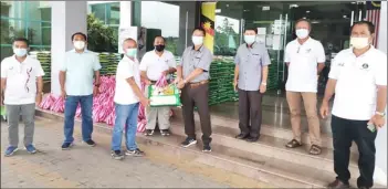  ??  ?? JKKK Rumah Engsong Sigeh chairman Beniak Ulot (third left) receives the food baskets for his community from Bukit Mabong District officer Douglas Pungga. Witnessing the presentati­on are (back row, from left) Anyi, Bakat, Seta, Pemanca Steward Sawing, Gare and Inguh.