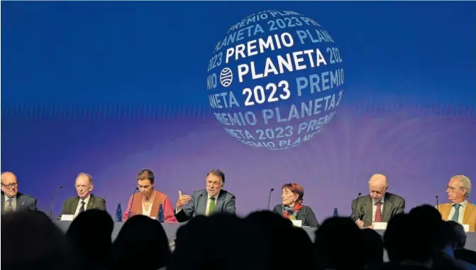 ?? ALEJANDRO GARCÍA (EFE) ?? El presidente de Planeta, José Crehueras (centro), durante una rueda de prensa sobre el premio que concede el grupo editorial, el 14 de octubre en Barcelona.