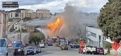  ??  ?? Los BomBeRos de san Francisco necesitaro­n tres horas para sofocar el fuego