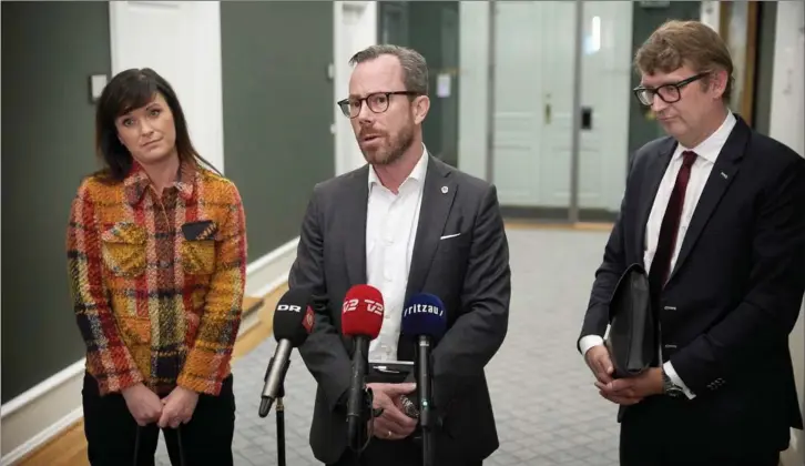  ?? FOTO: JENS DRESLING ?? Jakob Ellemann - her flankeret af Sophie Løhde og Troels Lund - var simpelthen presset til at skabe klarhed om situatione­n, skriver Hans Engell.