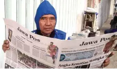  ?? FIRMA ZUHDI ALFAUZI/JAWA POS ?? LARIS: Imam Supi’i menjajakan koran di lapaknya di Slautan, Sidoarjo.