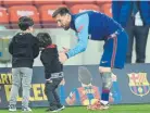  ??  ?? Messi recibió el calor de sus compañeros y de su familia antes del choque