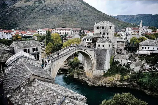  ?? ?? El puente sobre el Neretva.