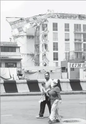  ??  ?? Familias que vivían en edificios ubicados sobre calzada de Tlalpan, esquina con Emiliano Zapata, colonia Portales, fueron trasladada­s a uno de los albergues de la delegación Benito Juárez ■ Foto Carlos Ramos Mamahua