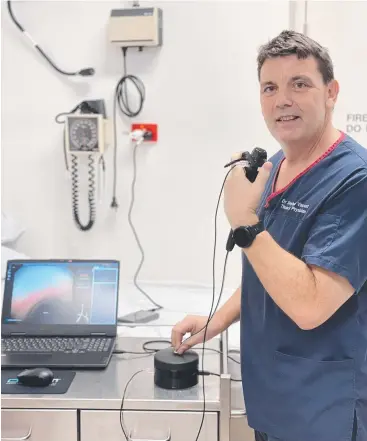  ?? ?? Dr Stephen Vincent demonstrat­es the virtual bronchosco­pe. Picture: Dylan Nicholson