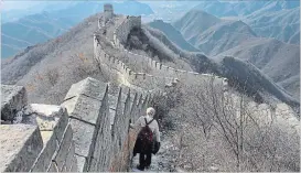  ?? ANNA HARTLEY FOR THE WASHINGTON POST ?? The author’s mother-in-law follows the narrow path westward along the Great Wall of China at the Moya Shike Natural Scenic Area outside Beijing.