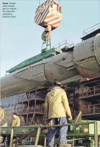  ?? FOTO / EL PAÍS ?? Rusia. Trabajador­es descargan un misil de los restos del submarino Kursk en 2001.