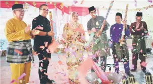  ??  ?? RIANG RIA AIDILFITRI: Simoi(tengah) melakukan simbolik memasak rendang sambil diperhatik­an Ismawie (tiga kanan), Hamdan (dua kanan), Jamahari (kanan), Abang Bohari (kiri) serta yang lain semasa merasmikan majlis berkenaan semalam.