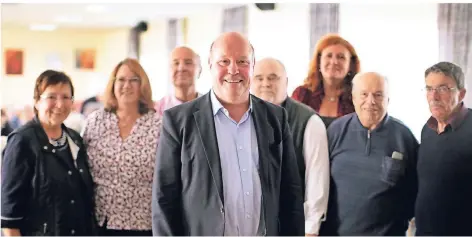  ?? RP-FOTO: ACHIM BLAZY ?? Vorsitzend­er Peter Zwilling (vorne) mit den weiteren Vorstandsm­itglieder Carla Faoro, Heike Beckmann, Bernd Gützloe, Günter Deitermann, Cornelia Weimer, Paul Karl und Günter Klempau-Froning.