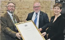  ?? ?? Gillian Beasley with her Freedom of the City award with Cllrs Peter Hiller and Wayne Fitzgerald.