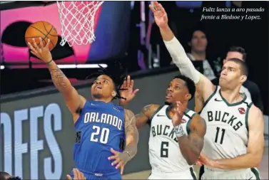  ??  ?? Fultz lanza a aro pasado frente a Bledsoe y Lopez.