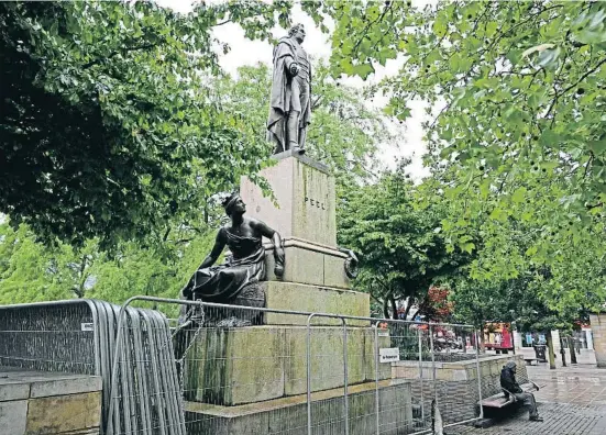  ?? PAUL ELLIS / AFP ?? La estatua en Manchester del que fuera primer ministro Robert Peel en el 2020, cuando se quiso retirarla porque su padre fue esclavista