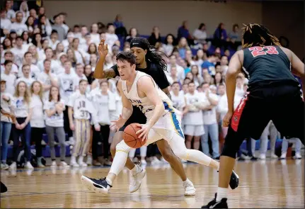  ?? (Courtesy Photo/JBU Sports Informatio­n) ?? Luke Harper and the John Brown University basketball team went 28-5 during the 2019-20 season, including an upset of No. 1 Mid-America Christian. The Golden Eagles qualified for the NAIA national tournament in Kansas City, Mo., but it was canceled because of the covid-19 pandemic.