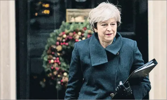  ?? JACK TAYLOR / GETTY ?? La primera ministra britànica, Theresa May, sortint ahir del 10 de Downing Street per dirigir-se al Parlament