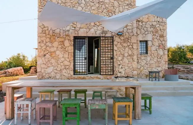  ??  ?? Villa Le Casuzze, a Noto, è una casa in pietra ristruttur­ata, con arredi di recupero e di design. È in una tenuta di 23 ettari, con piscina. Dalla terrazza la vista spazia su Noto e sull’Oasi di Vendicari.