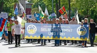  ?? Foto: Rafael Sampedro ?? Der Protestzug der „Blauen Welle“zog einmal um den Stadtring.