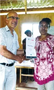  ??  ?? Warragul optometris­t John Farmer presents a certificat­e of completion to one of the community health workers that participat­ed in his basic eye training course at Kokoda College.