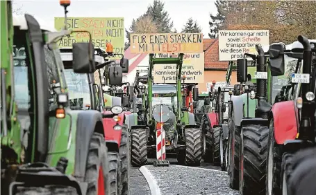  ?? FOTO ČTK / DPA / BERND WEISSBROD ?? Traktory a transparen­ty. Včerejší protest německých farmářů proti zemědělské politice spolkové vlády v Ellwangenu.