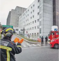  ?? ?? Bomberos de Ferrol aplaudiend­o al personal sanitario del Marcide
