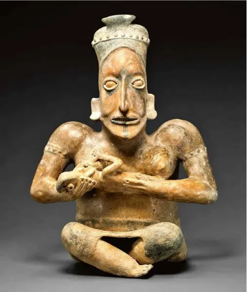  ?? ?? A seated Mexican maternity figure dating from 100BC-300AD.