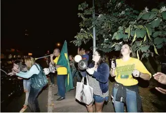  ?? Pedro Ladeira/Folhapress ?? Manifestan­tes pró e contra Dirceu discutem em frente ao prédio onde ele está em Brasília