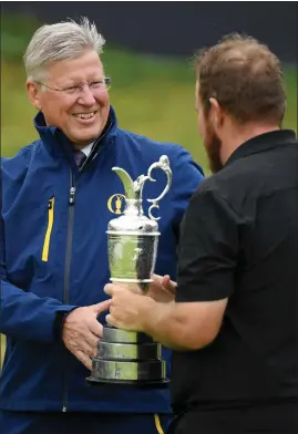  ??  ?? R&A chief Martin Slumbers hands over the Claret Jug last year